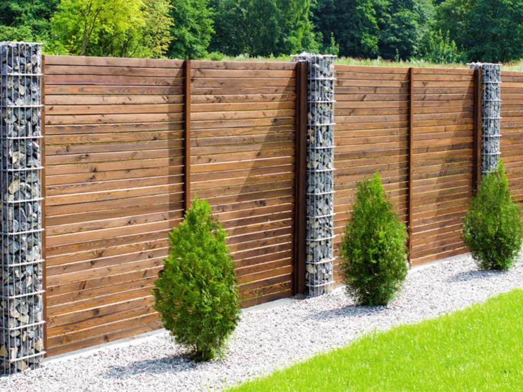 Забор из профнастила под дерево