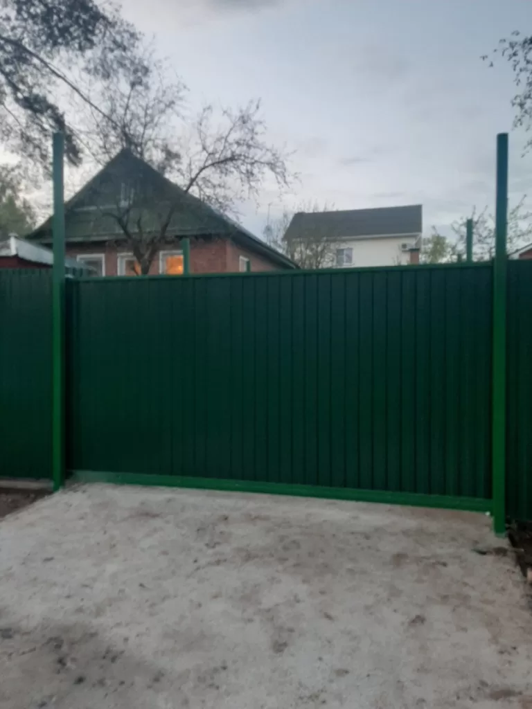 Механические откатные ворота с заполнением из профнастила