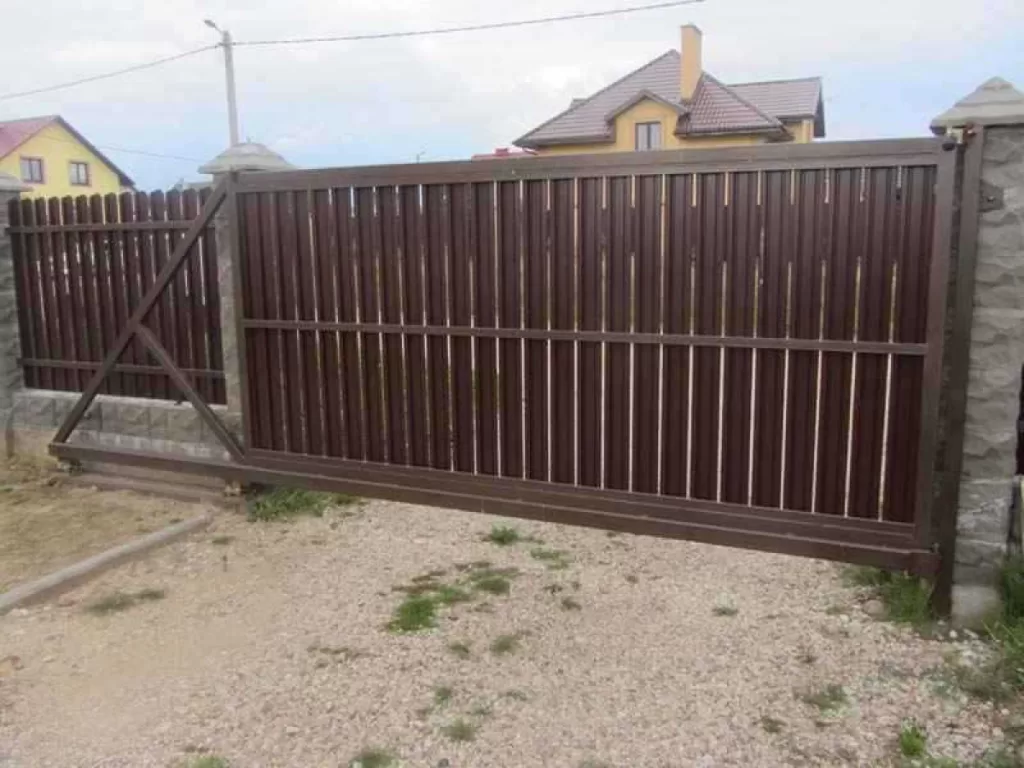 Откатные ворота из евроштакетника