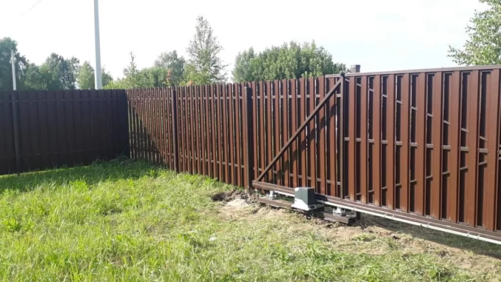 Автоматические откатные ворота из евроштакетника (шахматки)