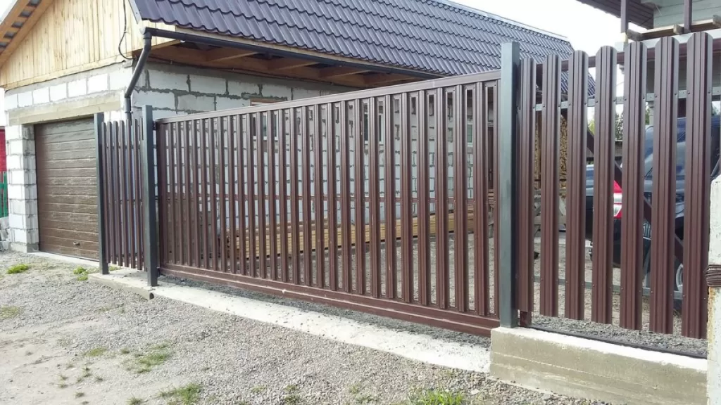 Автоматические откатные ворота из евроштакетника