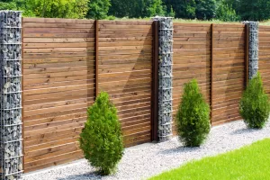 Забор из профнастила под дерево