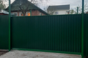 Механические откатные ворота с заполнением из профнастила