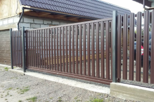 Автоматические откатные ворота из евроштакетника